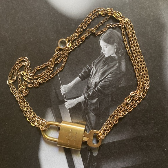 Louis Vuitton 301 Lock and key with Gold Plated Chain Necklace - Picture 8 of 12